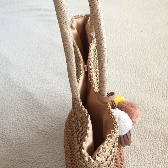 Straw Beach Tote Bag with Tassel - Picture 4 of 8